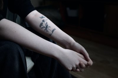 Blackout tattoos zijn van niche naar mainstream gegaan